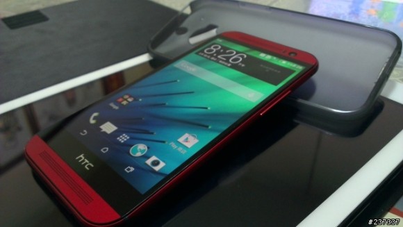 Red HTC One (M8) gets in live photos - GSMArena.com news