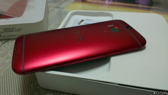 Red HTC One (M8) gets in live photos - GSMArena.com news