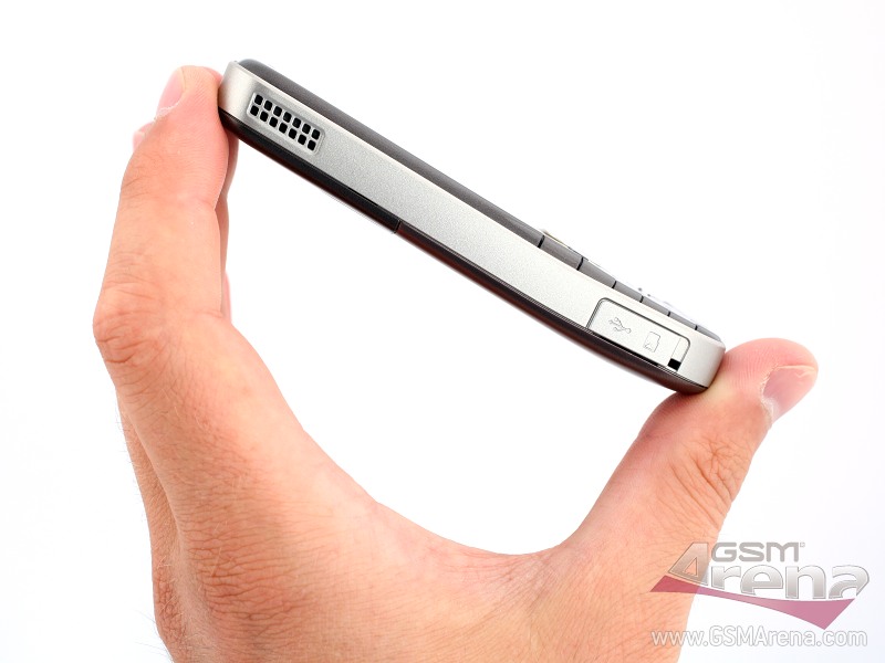 Nokia 6720 classic pictures, official photos
